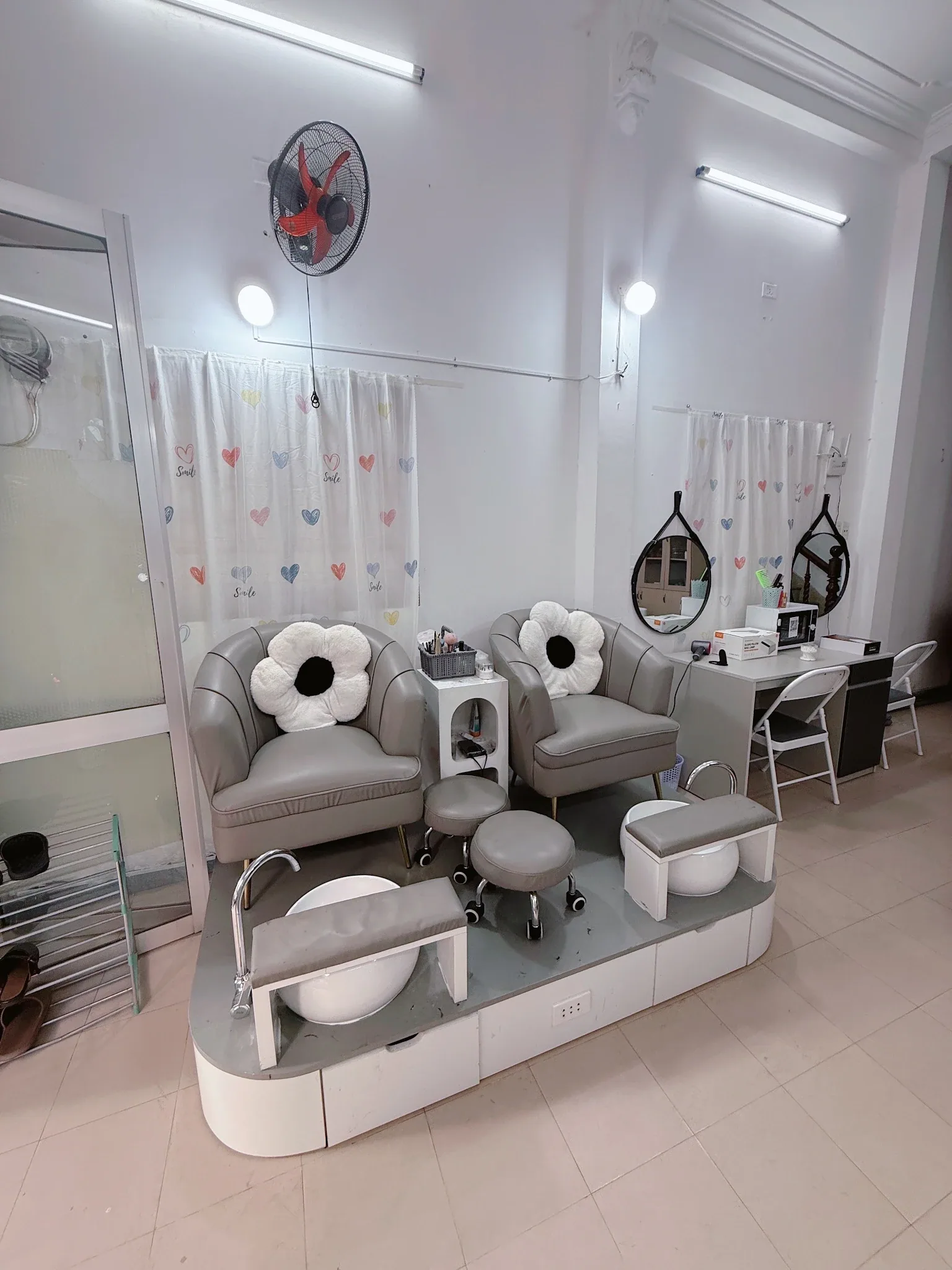 Bên trong tiệm Thùy Nail