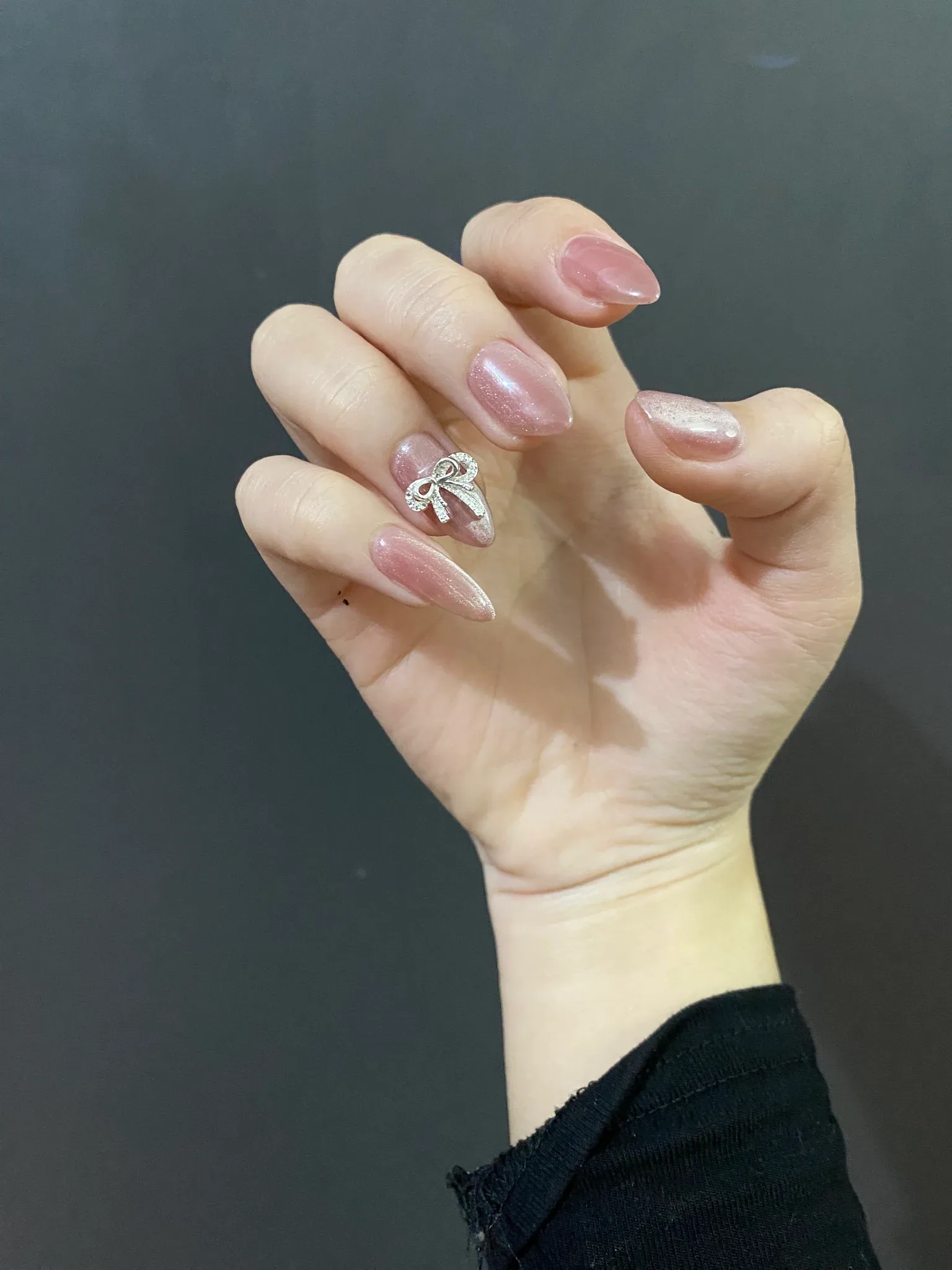 Bàn tay khách đang được làm móng